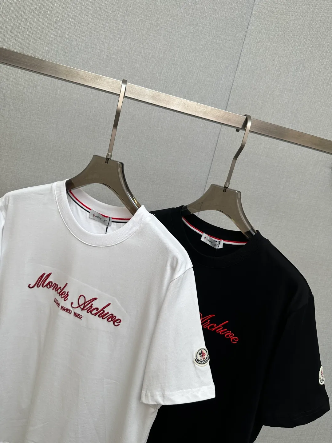Moncl 26ss Moncler Series T ，， Logo+“Monestier-de-Clermont France Est.1952” ， ， Classic ， ， 。 Premium、 ， ； Black White Sizes：S-2XL